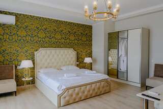 Отель Golden Globe Boutique Hotel Тбилиси Улучшенный люкс с кроватью размера «king-size»-1