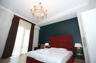 Отель Golden Globe Boutique Hotel Тбилиси Улучшенный люкс с кроватью размера «king-size»-6