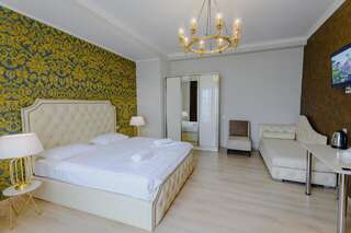 Отель Golden Globe Boutique Hotel Тбилиси Улучшенный люкс с кроватью размера «king-size»-2